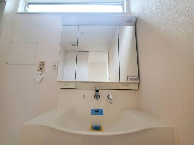 【Washroom】毎朝の準備がスムーズに。広めの洗面台と収納が使いやすい洗面所です。