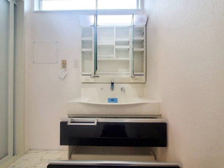 【Washroom】すっきりとしたデザインで、毎日の生活が快適に。収納も豊富な洗面所です。
