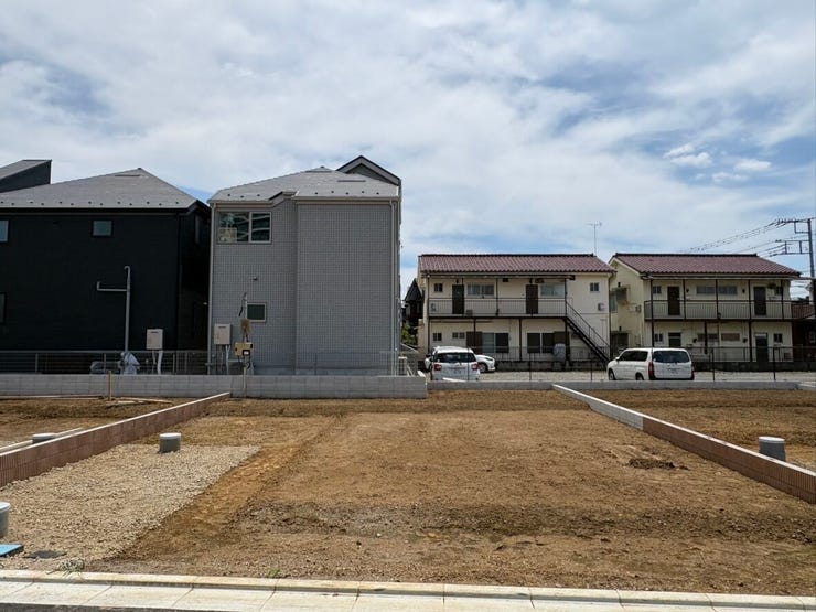 新しい街並みに馴染む、すっきりとした整形地です。敷地周囲は明るく開けており、心地よい風と陽光を感じながら過ごせそう。どんな家を建てようかと、家族で夢を膨らませる楽しい時間が始まります。