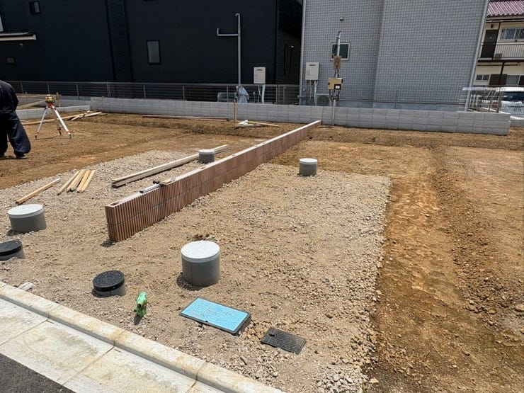 見通しの良いフラットな前面道路が、日々の移動を快適にします。歩行者にも優しい環境で、自転車や徒歩での外出も安心。閑静な住宅街ならではの穏やかな空気感が漂い、落ち着いた暮らしを叶えてくれそうです。