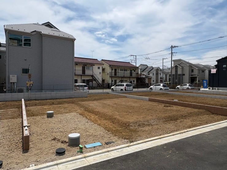 前面道路が広く、開放感を感じる区画です。視界が遮られにくく、プライバシーと開放感を両立したプランが叶います。毎日の帰宅時にも心にゆとりをもたらしてくれる、心地よい環境です。