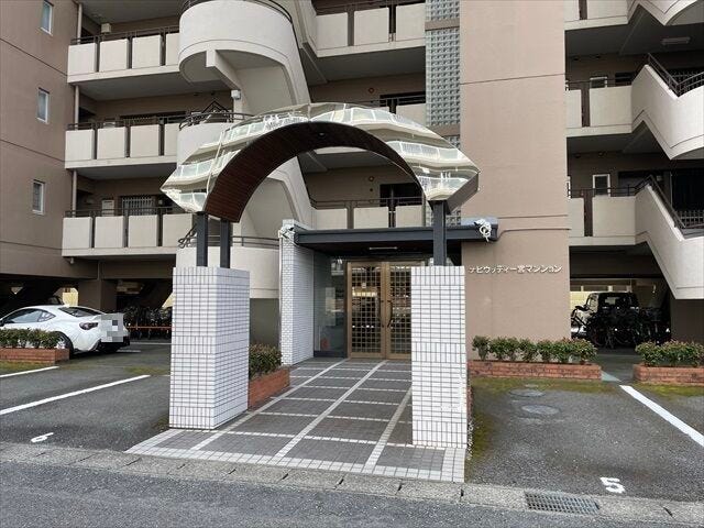 清潔に保たれたエントランス。お掃除も行き届いており、築年数を感じさせません。