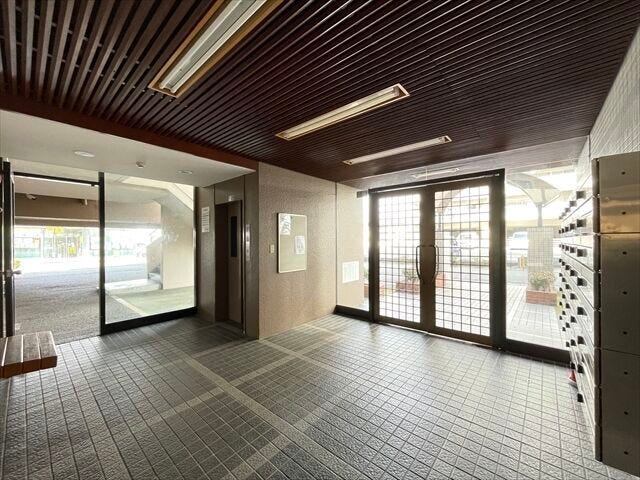 大きな窓からたくさんの自然光が入り込み、ロビーを明るく照らします。