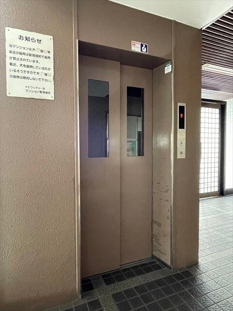 9階建てマンションのためエレベーターが設置されています。買い物後の荷物を運ぶ際にはとても助かります。
