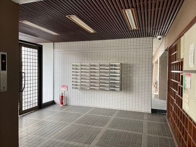 郵便受けが1階にあり、外部の方が不用意にそれぞれの部屋まで来られることを防げますね。