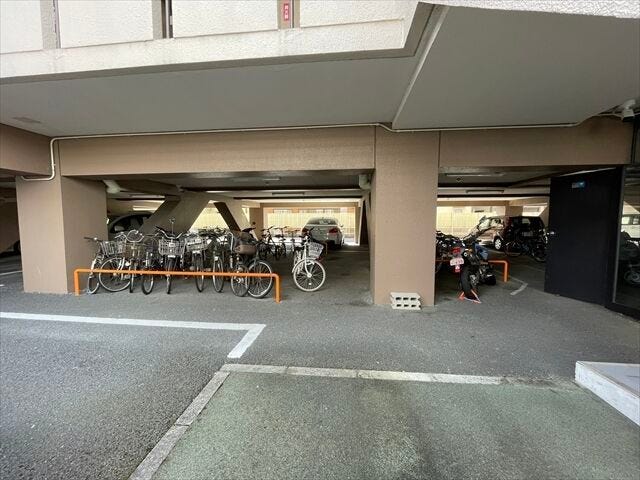 駐輪場は屋根付きになっています。保管時の雨除けになりますね。