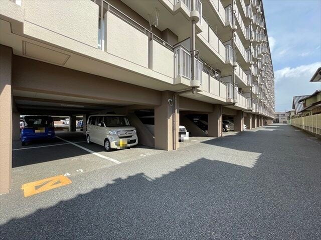 駐車場は屋根があるので雨降りでも車の乗り降りがスムーズに行えます。