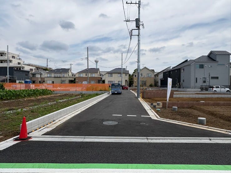 落ち着いた街並みに佇む、フラットで歩きやすい前面道路です。周辺は静かな住宅街となっており、日々の外出時も心穏やかに過ごせます。日差しがたっぷりと注ぐ、健やかな暮らしの舞台となることでしょう。