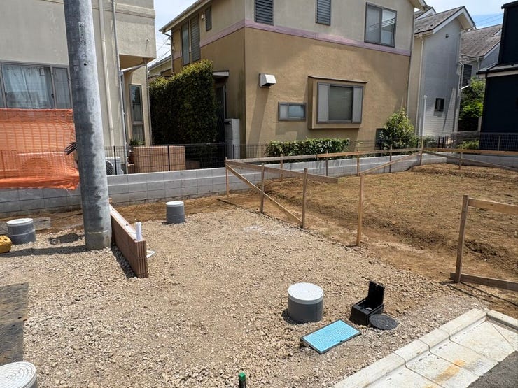 見通しの良いフラットな前面道路が、日々の移動を快適にします。歩行者にも優しい環境で、自転車や徒歩での外出も安心。閑静な住宅街ならではの穏やかな空気感が漂い、落ち着いた暮らしを叶えてくれそうです。