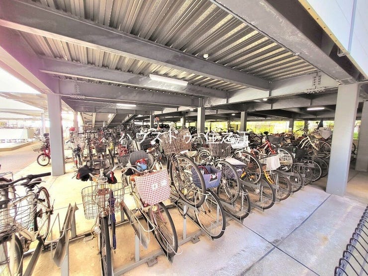 ★屋根付きの駐輪場ですので雨の日も安心。サドルが濡れる事も無いですね!