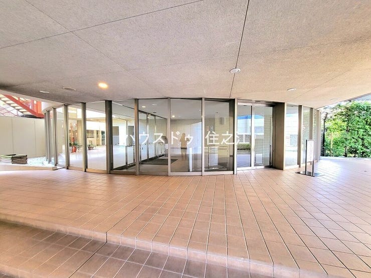 ★こちらのエントランス以外にもマンションの出入口は複数ございますので便利ですね♪