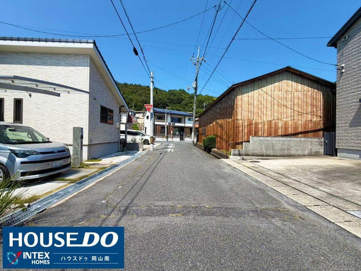 【のんびり安心!穏やかな前面道路】
前面道路は交通量が少なめで落ち着いた住環境!お子様とのお散歩や車出しも焦らず安心ですね♪青空と緑に囲まれた静かな街並みで、ご家族との暮らしもゆったり育めます!