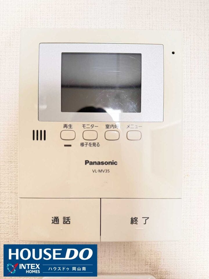 【来訪者の顔が見えて安心のモニター付き!】
TVモニター付きインターホンで、室内から訪問者をしっかり確認できます!お子様のお留守番時や急な来客時にも安心ですね♪ご家族の防犯面を守る嬉しい設備です!