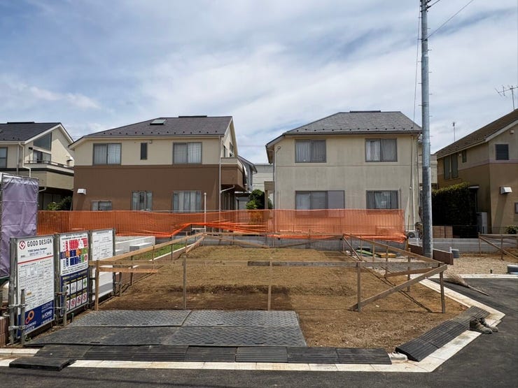 新しい街並みに馴染む、すっきりとした整形地です。敷地周囲は明るく開けており、心地よい風と陽光を感じながら過ごせそう。どんな家を建てようかと、家族で夢を膨らませる楽しい時間が始まります。