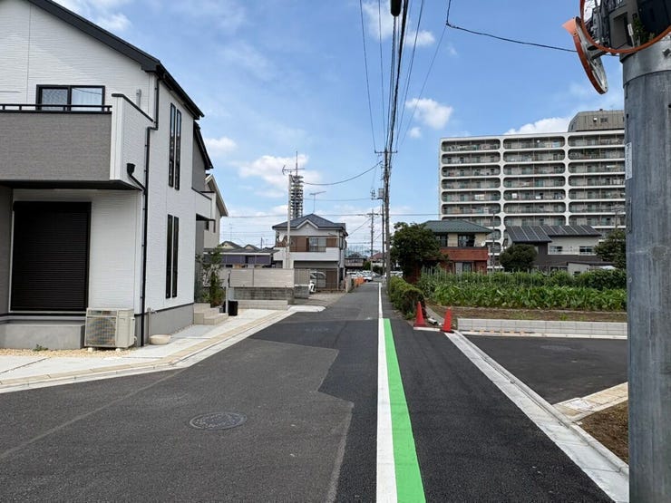 周辺環境との調和を感じさせる、静かな佇まいの道路です。広々とした視界が確保された見通しの良い道は、日々の安心感に直結。家族の笑顔が広がる未来を、この地からゆったりと描いてみませんか。