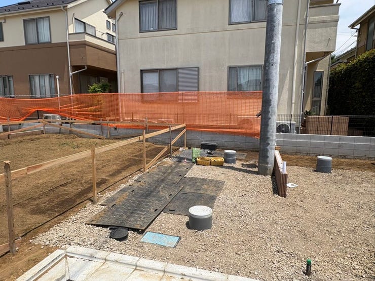 見通しの良いフラットな前面道路が、日々の移動を快適にします。歩行者にも優しい環境で、自転車や徒歩での外出も安心。閑静な住宅街ならではの穏やかな空気感が漂い、落ち着いた暮らしを叶えてくれそうです。