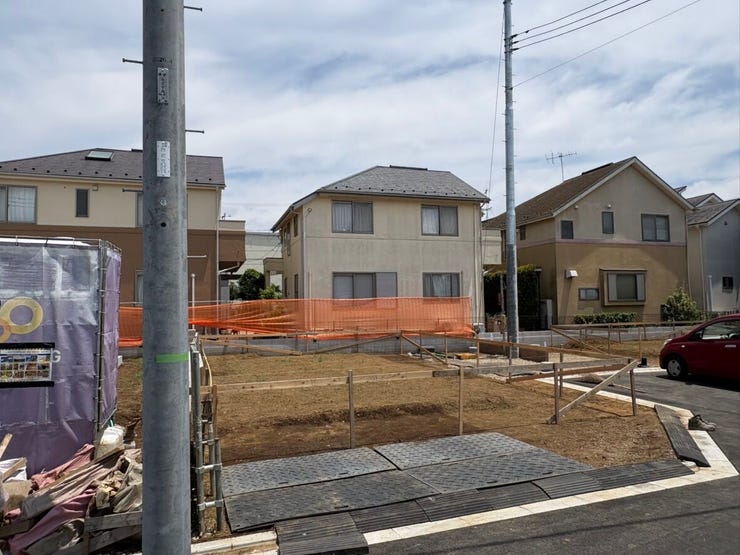 前面道路が広く、開放感を感じる区画です。視界が遮られにくく、プライバシーと開放感を両立したプランが叶います。毎日の帰宅時にも心にゆとりをもたらしてくれる、心地よい環境です。