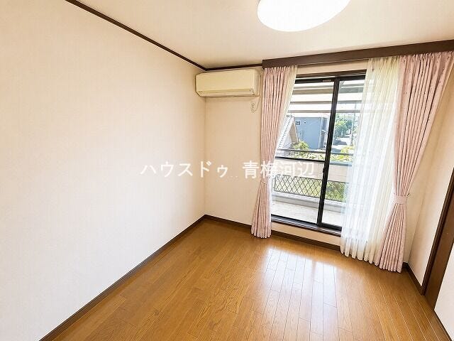 2階西側洋室:バルコニーにつづく大きめの窓からたっぷりと日差しが降り注ぎます。
※一部CG家具消し加工処理をしています。