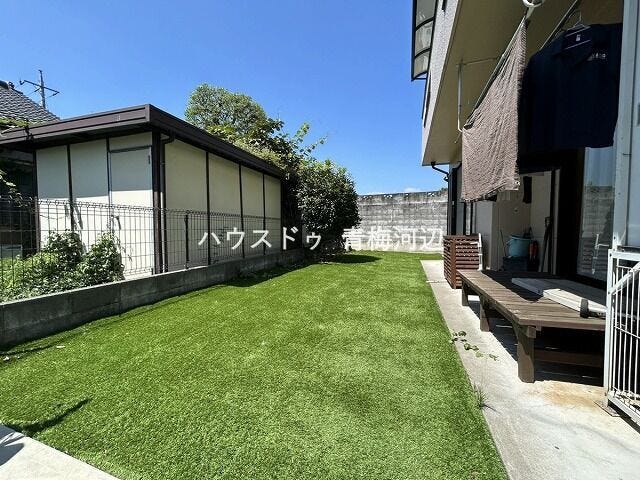 庭:広めのお庭なのでお子様と遊んだり、ペットと遊んだりできそうですね。ガーデニングや家庭菜園なども楽しめそうです。