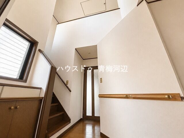 吹抜:玄関上部が吹き抜けになっていて、開放感があり明るい空間になっています。
※一部CG家具消し加工処理をしています。