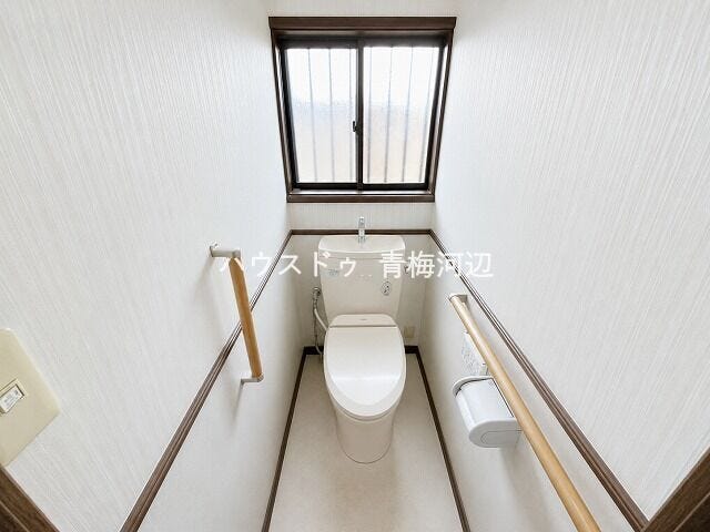 1階トイレ:窓があり、電気をつけなくても日中は明るく爽やかなトイレになっています。手すりが両サイドにあるので、高齢の方の来客も安心ですね。
※一部CG家具消し加工処理をしています。