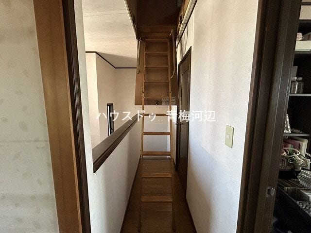 屋根裏収納階段