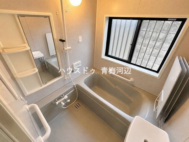 浴室:窓が付いているのでこもりがちな湿気もしっかり換気できます。浴槽近くに手すりがあるので安心してバスタイムを楽しむことができます。
※一部CG家具消し加工処理をしています。