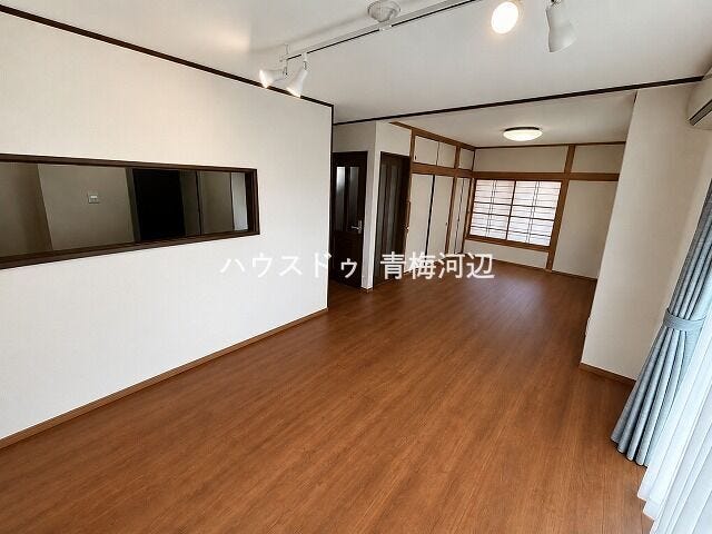 リビング:ナチュラルな雰囲気のフローリングですので家具やインテリアなども合わせやすいです。どんなお部屋にしていくか考えるのも楽しいですね♪
※一部CG家具消し加工処理をしています。