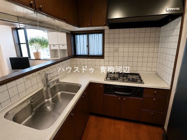 キッチン:カウンターキッチンでリビングを見渡せます。窓があるので換気がしっかりできるのはもちろん、家事の合間に窓を開けて休憩もできますね。
※一部CG家具消し加工処理をしています。