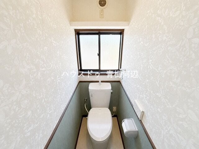2階トイレ:白を基調としたシンプルな壁紙のトイレになります。
※一部CG家具消し加工処理をしています。