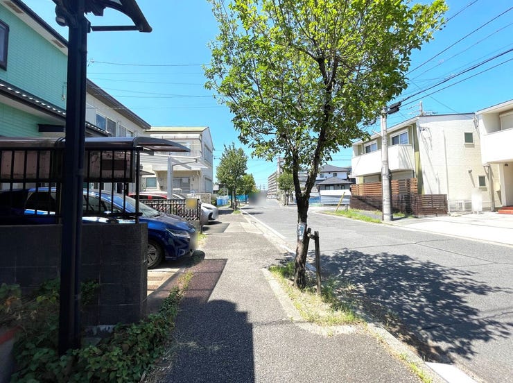 ◇前面道路◇
東側の前面道路は約12mです。圧迫感がなく、街並みが開放的ですね。小さいお子様と手つないで横並びに歩いても安心な広さです。