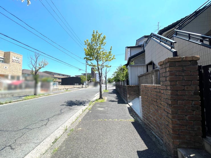 ◇前面道路◇
スーパーやコンビニドラックストアなど生活に必要な施設が徒歩圏内に揃っています。周辺環境が充実しているかどうかも物件選びには大切なポイントですね。