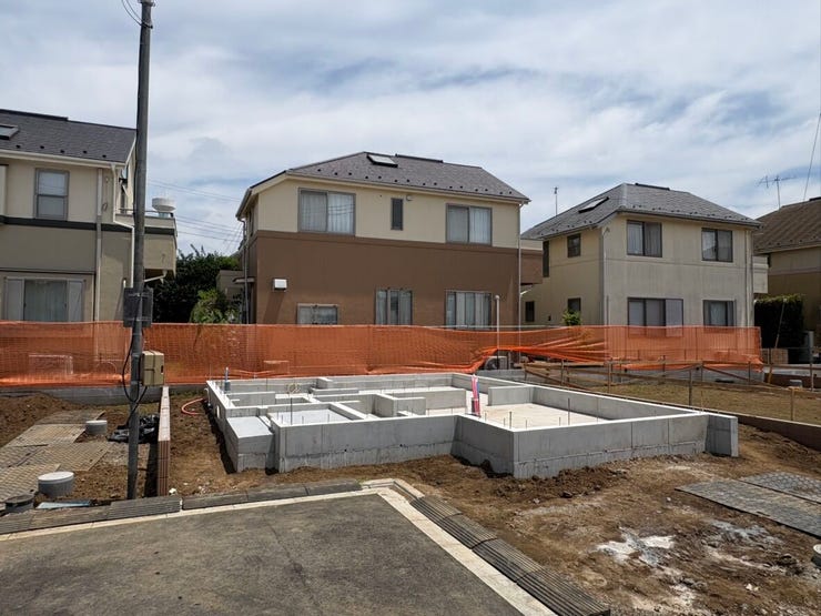 新しい街並みに馴染む、すっきりとした整形地です。敷地周囲は明るく開けており、心地よい風と陽光を感じながら過ごせそう。どんな家を建てようかと、家族で夢を膨らませる楽しい時間が始まります。