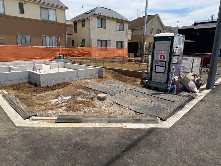 見通しの良いフラットな前面道路が、日々の移動を快適にします。歩行者にも優しい環境で、自転車や徒歩での外出も安心。閑静な住宅街ならではの穏やかな空気感が漂い、落ち着いた暮らしを叶えてくれそうです。
