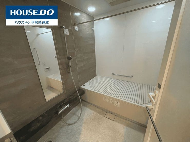 一日の疲れを癒やせる清潔感のある1.25坪浴室。追い焚き機能や浴室乾燥機など、快適なバスタイムをサポートする設備が充実しています。雨の日の洗濯物干しや冬場のヒートショック対策にも安心です。