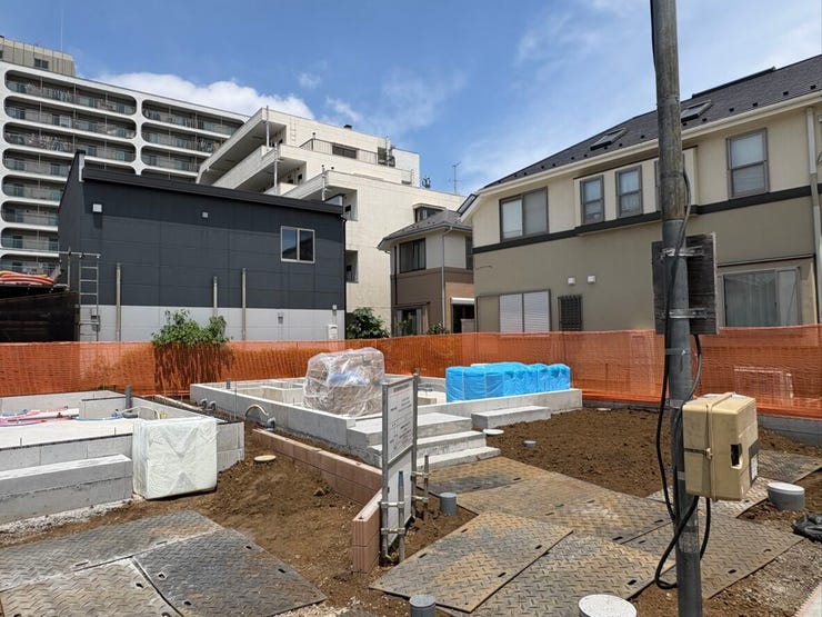 新しい街並みに馴染む、すっきりとした整形地です。敷地周囲は明るく開けており、心地よい風と陽光を感じながら過ごせそう。どんな家を建てようかと、家族で夢を膨らませる楽しい時間が始まります。
