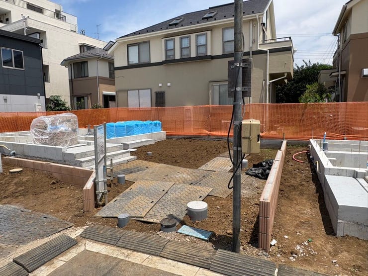 見通しの良いフラットな前面道路が、日々の移動を快適にします。歩行者にも優しい環境で、自転車や徒歩での外出も安心。閑静な住宅街ならではの穏やかな空気感が漂い、落ち着いた暮らしを叶えてくれそうです。