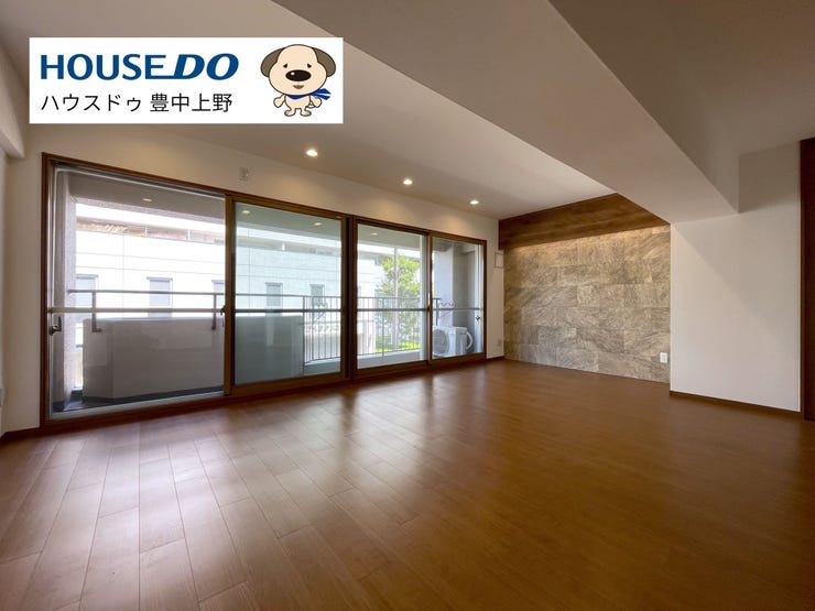 【外観】
【LDK】
約15帖のリビングは大きな窓から光が入り、明るく開放的な空間。エコカラット仕様の壁面が上質さを添え、隣接する和室とひと続きに使えるゆとりある間取りです。