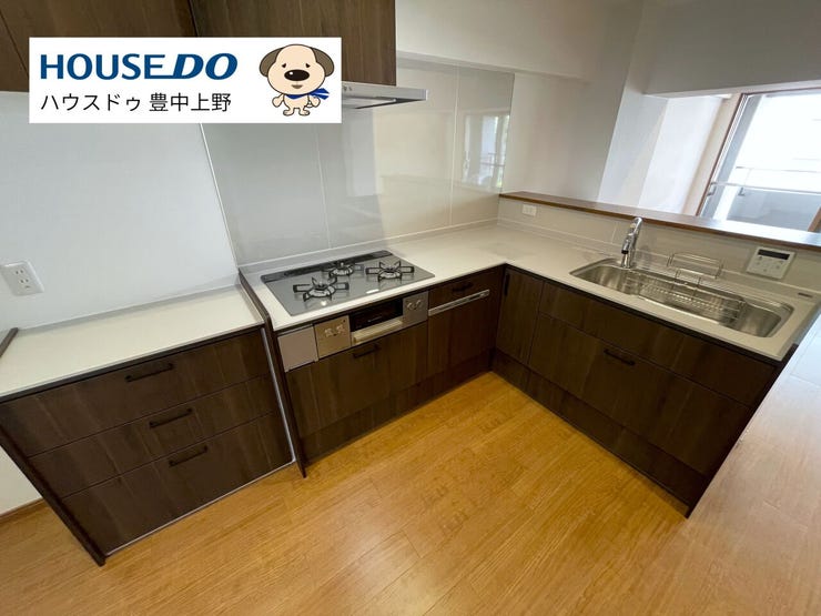 L型のシステムキッチンは作業動線が良く、調理がしやすいレイアウト。食洗機付きで家事も会話も楽しめる、使い勝手の良いキッチンです。