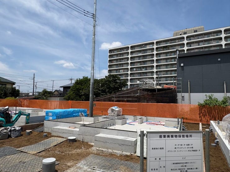 【外観】
開放感あふれる整った区画です。前面道路は舗装が新しく歩道も確保されており、見通しが良く安心して通行できます。家族の理想を形にする、明るい未来が描けそうな場所ですね。
