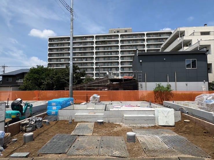 新しい街並みに馴染む、すっきりとした整形地です。敷地周囲は明るく開けており、心地よい風と陽光を感じながら過ごせそう。どんな家を建てようかと、家族で夢を膨らませる楽しい時間が始まります。