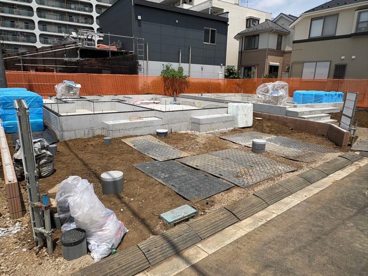 見通しの良いフラットな前面道路が、日々の移動を快適にします。歩行者にも優しい環境で、自転車や徒歩での外出も安心。閑静な住宅街ならではの穏やかな空気感が漂い、落ち着いた暮らしを叶えてくれそうです。