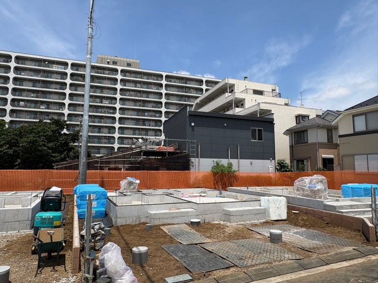 前面道路が広く、開放感を感じる区画です。視界が遮られにくく、プライバシーと開放感を両立したプランが叶います。毎日の帰宅時にも心にゆとりをもたらしてくれる、心地よい環境です。