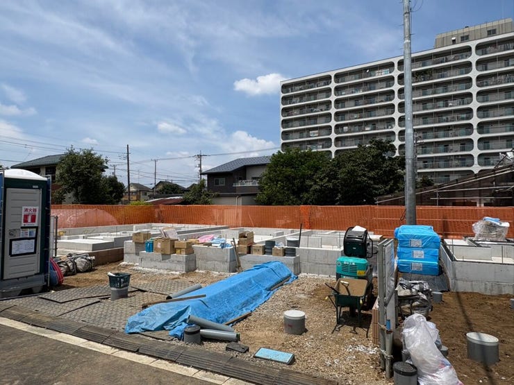 【外観】
開放感あふれる整った区画です。前面道路は舗装が新しく歩道も確保されており、見通しが良く安心して通行できます。家族の理想を形にする、明るい未来が描けそうな場所ですね。