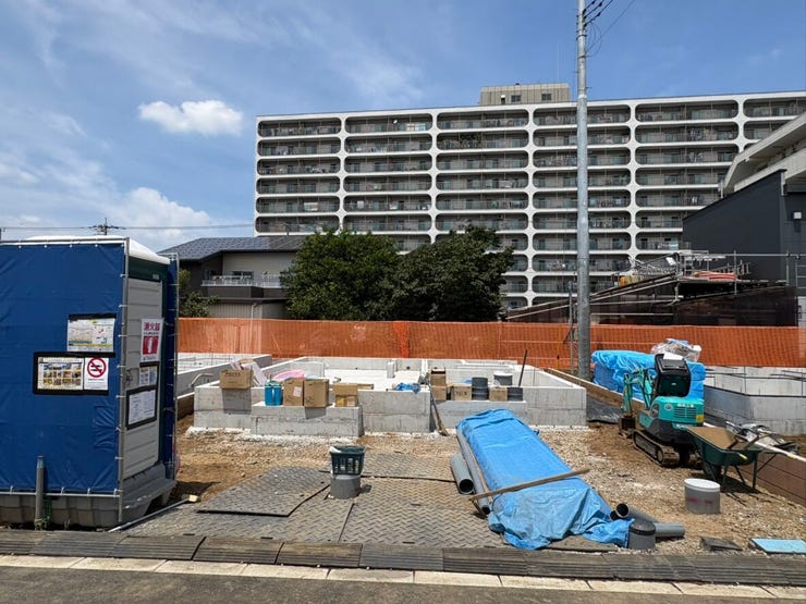 新しい街並みに馴染む、すっきりとした整形地です。敷地周囲は明るく開けており、心地よい風と陽光を感じながら過ごせそう。どんな家を建てようかと、家族で夢を膨らませる楽しい時間が始まります。