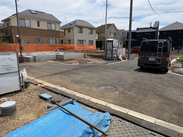 見通しの良いフラットな前面道路が、日々の移動を快適にします。歩行者にも優しい環境で、自転車や徒歩での外出も安心。閑静な住宅街ならではの穏やかな空気感が漂い、落ち着いた暮らしを叶えてくれそうです。