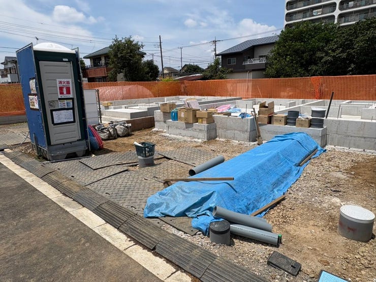 前面道路が広く、開放感を感じる区画です。視界が遮られにくく、プライバシーと開放感を両立したプランが叶います。毎日の帰宅時にも心にゆとりをもたらしてくれる、心地よい環境です。