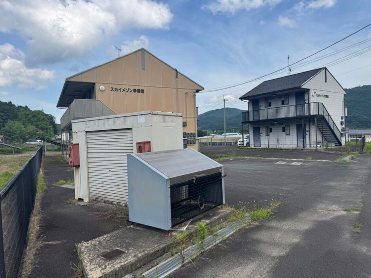 日当たり良好な2階建ての売アパートです。