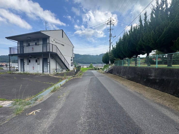 前面道路に面しており、車の出入りもスムーズです。