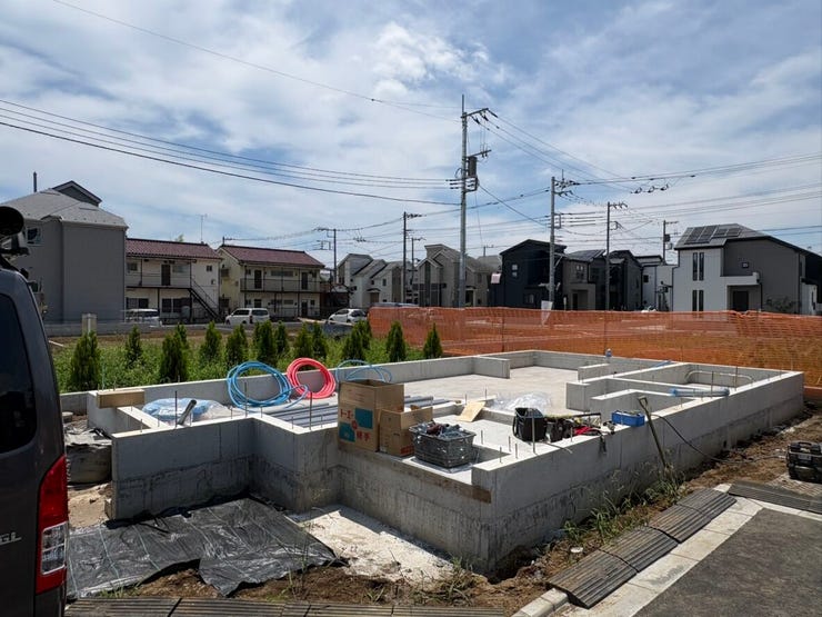 【外観】
開放感あふれる整った区画です。前面道路は舗装が新しく歩道も確保されており、見通しが良く安心して通行できます。家族の理想を形にする、明るい未来が描けそうな場所ですね。